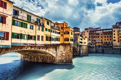 Florenz in Italien: Goldschmiede-Häuser auf Arno-Brücke Ponte Vecchio