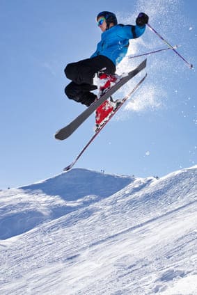 Ski-Fahrer im Schnee der Alpen. Winter-Urlaub mit Singlereisen